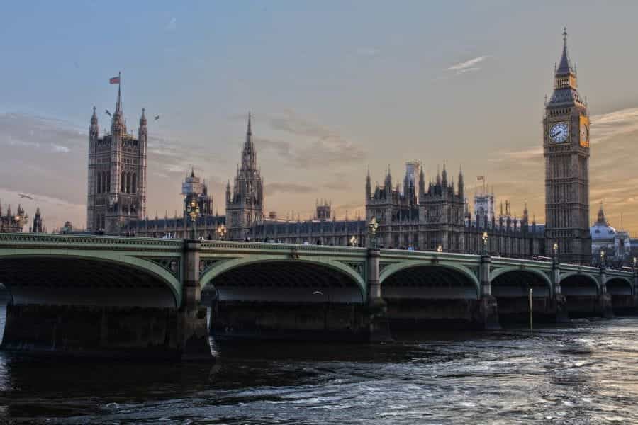 Big Ben and the houses of parliament next to river Thames.